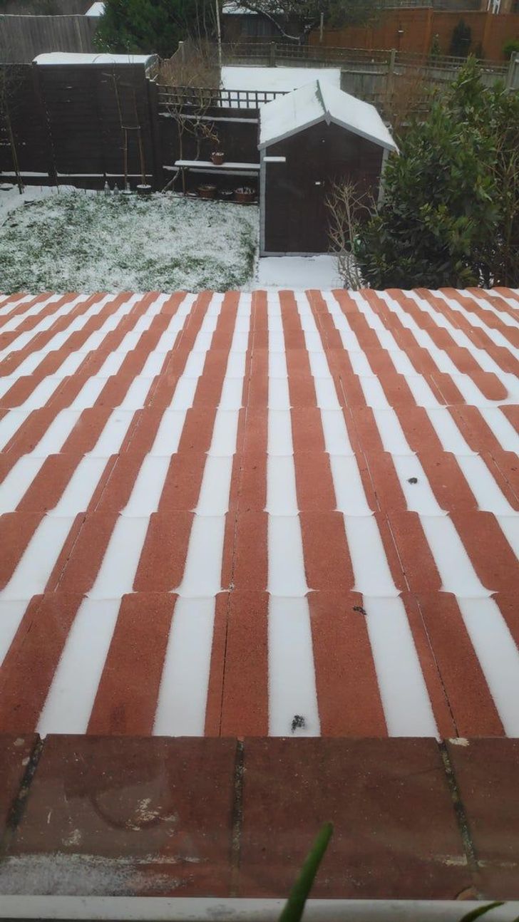 cool pics - neat snow pattern on roof