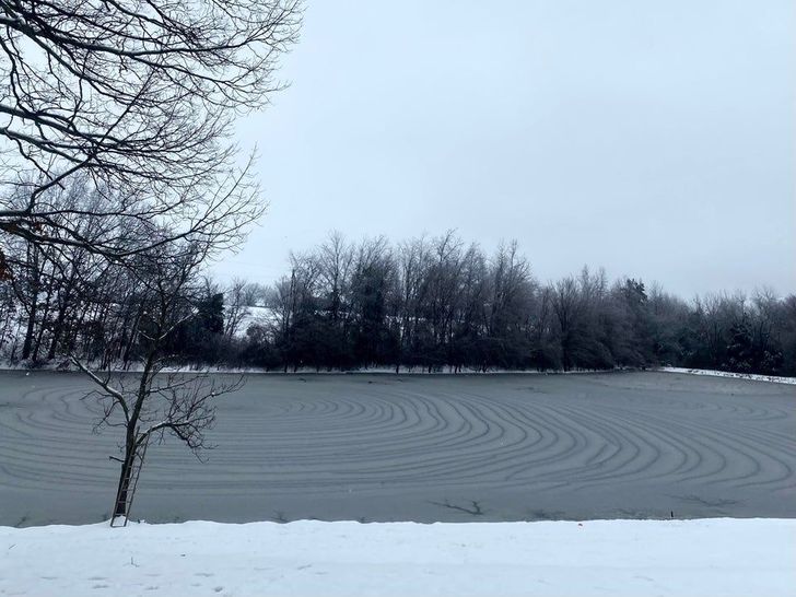 cool pics - frozen pond with neat pattern on top