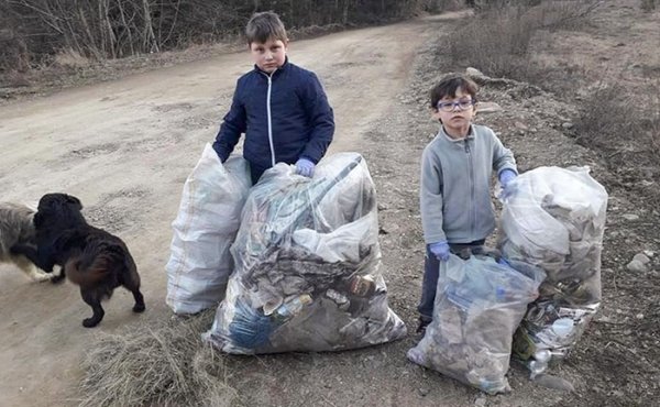 Two Romanian country kids, Georgian and Andrei, 6 and 9, took the #trashtag challenge without even knowing about it. They were just fed up with the garbage the grownups used to leave on their street.