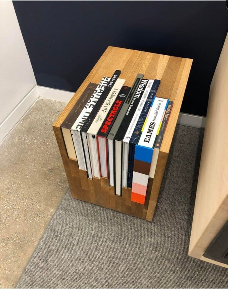 A table designed to store your books and optimize the space you have at home