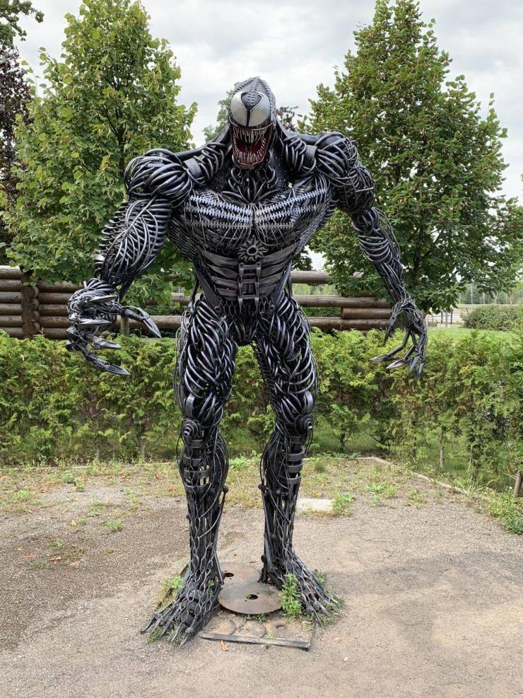 odd and interesting pics - large metal venom statue