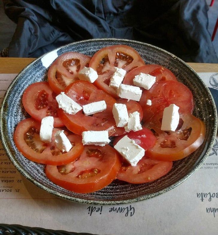 “My girlfriend ordered a tomato salad at a restaurant.”