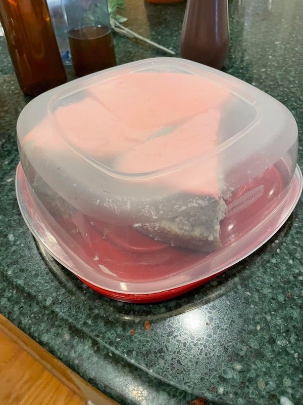 Wanna store cake in a container but don’t want to dig it out later? Flip a Tupperware upside down and use the lid as the bottom.