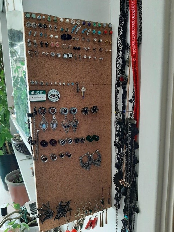 Got too many earrings? Get yourself some sticky cork to organize!