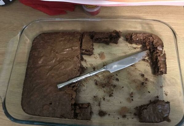 “My Mother-In-Law Is Staying With Us For A Couple Weeks. This Is How She Cuts Brownies”