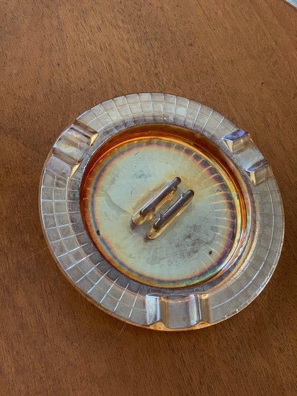 What is the purpose of this thing in the middle of the ashtray?

A: Matchbook holder