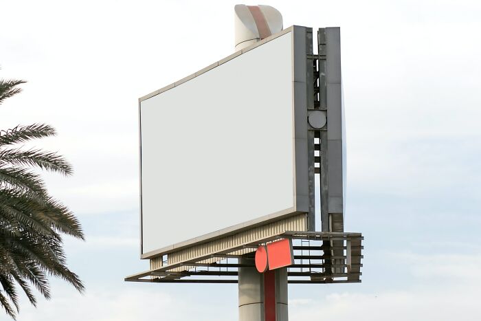 There are four states in the United States that have banned billboards: Alaska, Maine, Vermont, and Hawaii, where the ban was introduced the earliest. Businesspeople understand that this actually benefit them, because billboards ruin the landscape; without them, these states maintain their scenic beauty and attract more people to visit.