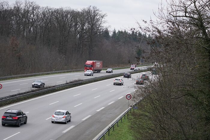 It is illegal to stop on the autobahn in Germany without a serious reason as it is dangerous. The driver is required to make sure that their vehicle is in the right condition to be used, and running out of fuel is not considered a serious enough reason to stop, so it is seen as a violation of this requirement and negligence.