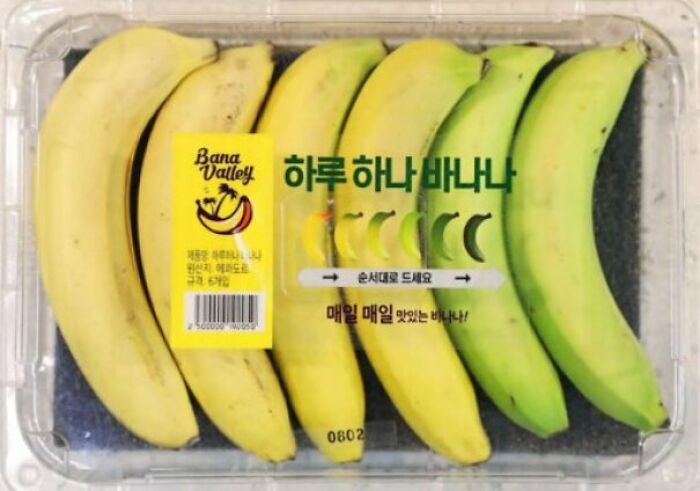 The "One A Day Banana" Pack, Containing Several Bananas Of Different Ripeness So That You Can Eat Them Over Several Days. (Korea)