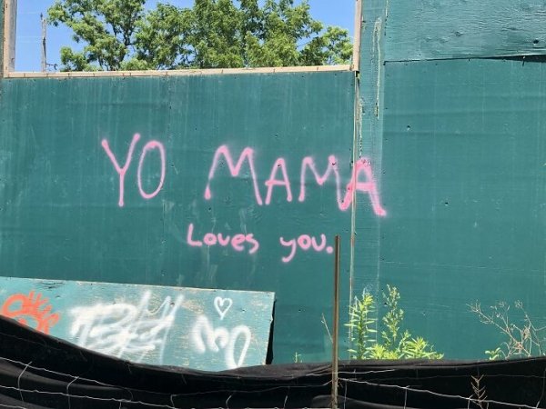 Graffiti - Yo Mama Loves you. Doo