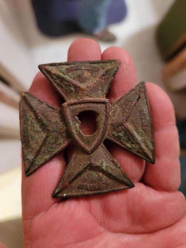 Some kind of medal found at my wife’s great grandparents old house. It says 1858 on one tip, can’t make out any of the other words.A: It’s a masonic gem from the Civil War era