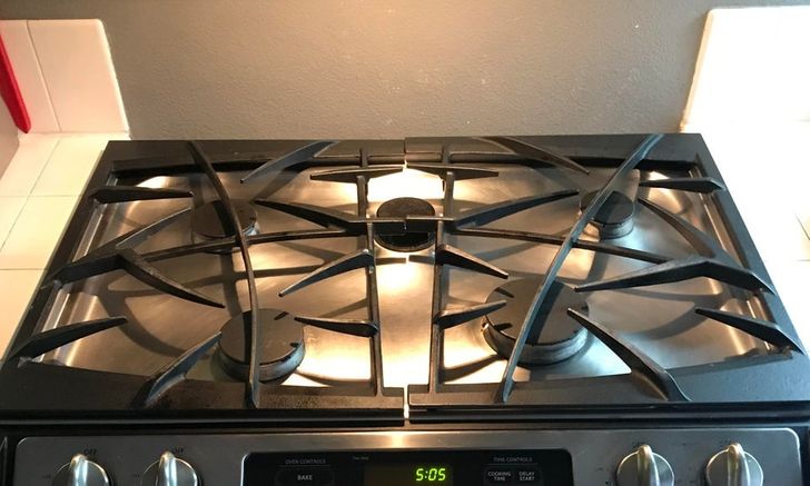 “This is my stove. The 2 largest burners are positioned too close to the front edge and too close together, making it impossible to use 2 large pots at the same time.”