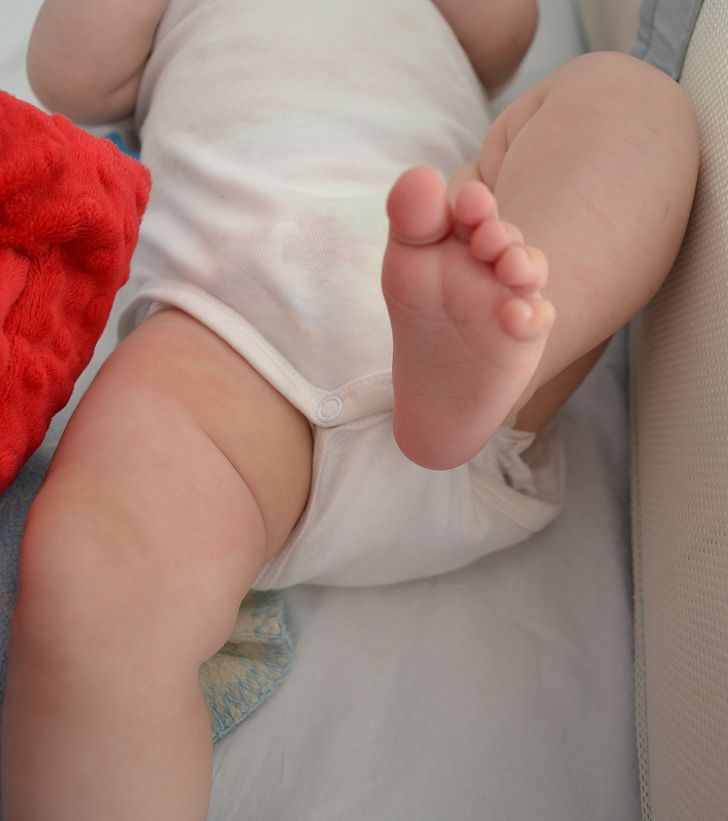 Instead of kneecaps, babies have pieces of cartilage. It helps them to crawl with no discomfort and adapt easier to walking. This cartilage develops into a kneecap with age and by 12 years old, it turns entirely into bone.