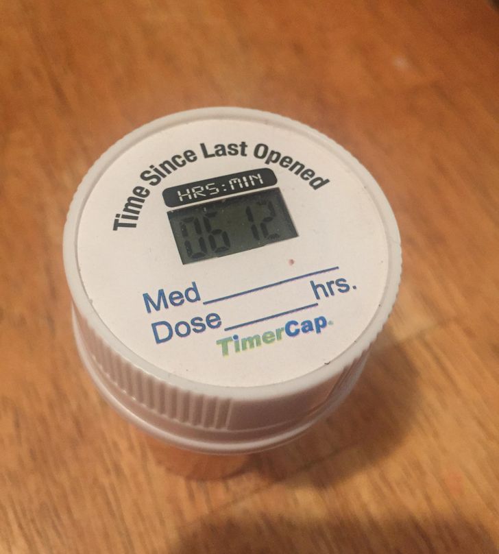 This pill bottle lid tells you when you last opened it.