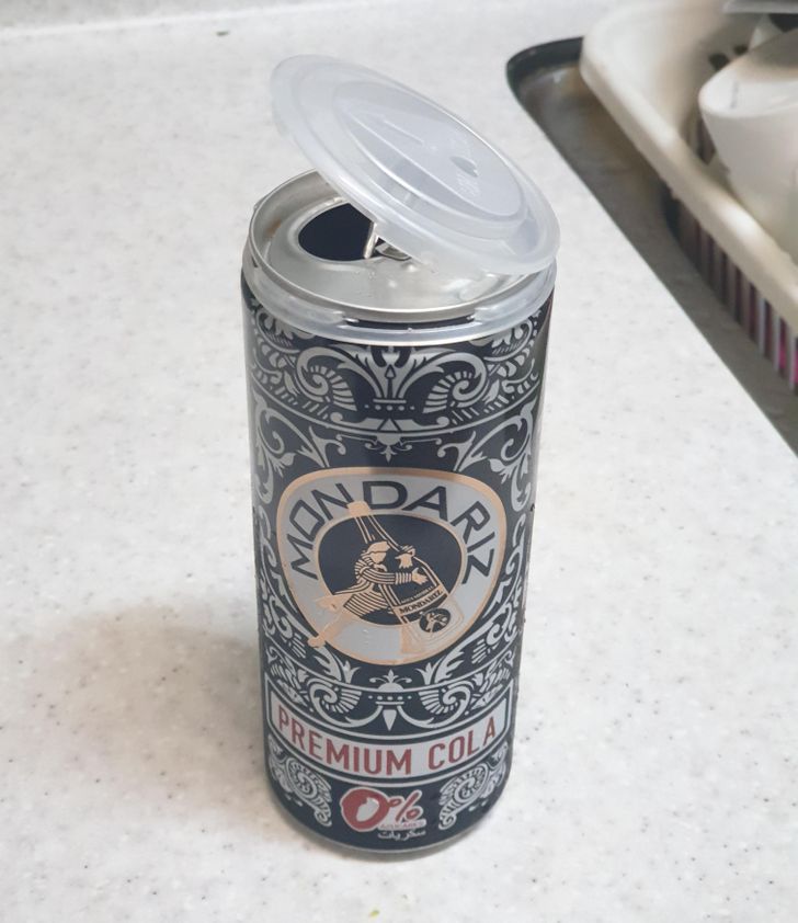 This can of Spanish cola comes with a resealable plastic cap. If you couldn’t drink everything at once, the leftovers won’t spill.