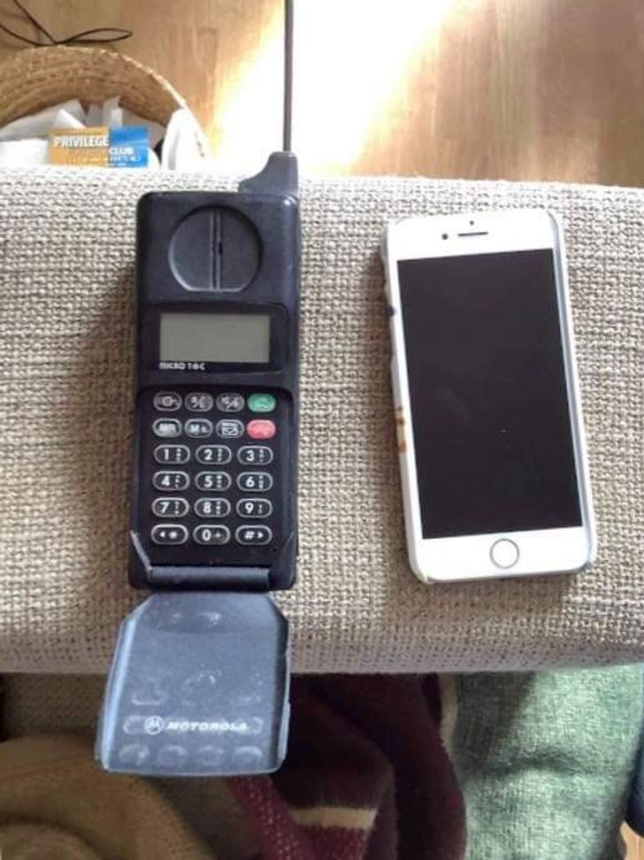 “My dad’s phone at age 20 vs my phone at age 20”