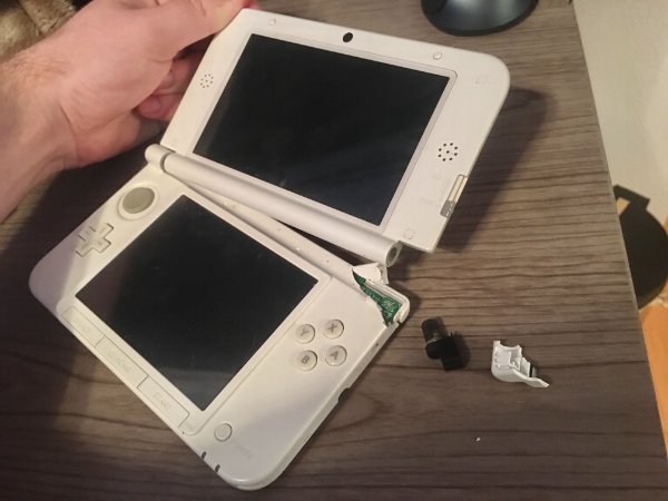 “After 10 years of surviving brutal abuse from my clumsy ass always dropping it, my 3DS couldn’t take it anymore.”