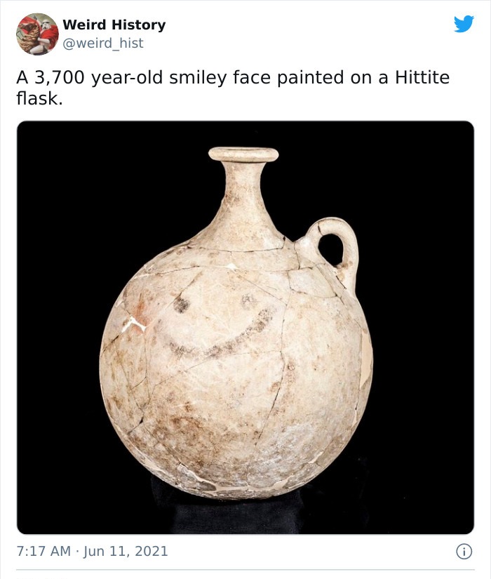 oldest smiley face - Weird History A 3,700 yearold smiley face painted on a Hittite flask.