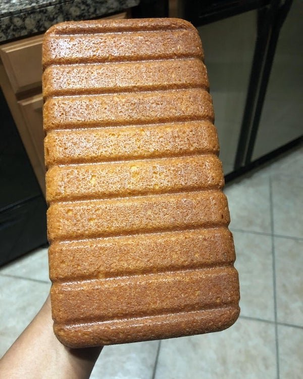 There are ridges in this loaf pan that make slicing easier.