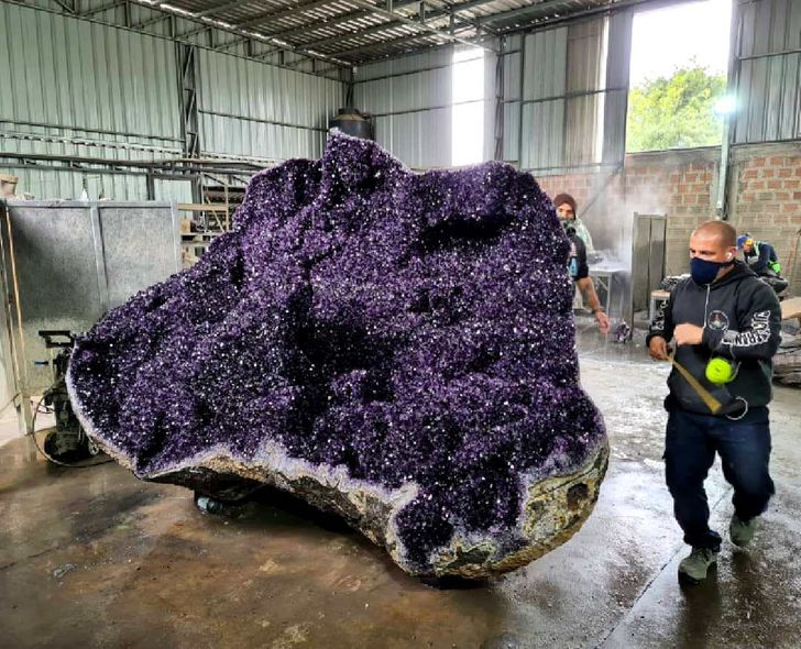 things that are huge - giant amethyst formation newly found uruguay