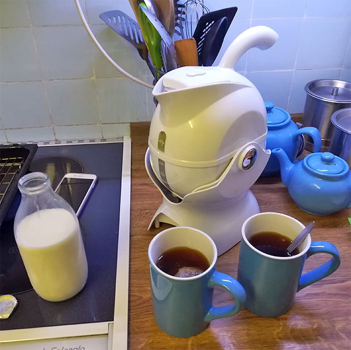 This Kettle Fits In To A Tilting Mount To Help People With Arthritis Pour