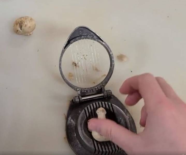 "A simple way to cut mushrooms."