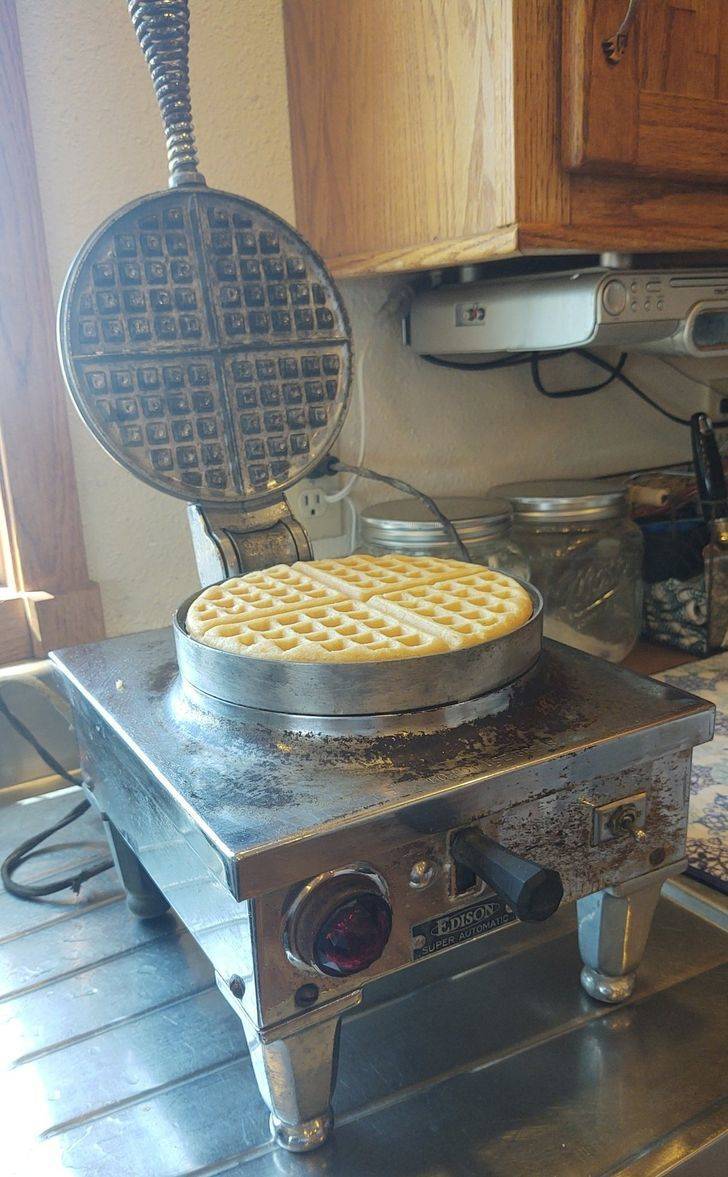 “My wife found this in a junk pile at her grandmother’s old house. It’s been outside for over 60 years. Cleaned it up, plugged it in, and it still makes a great waffle! They used to make things to last.”