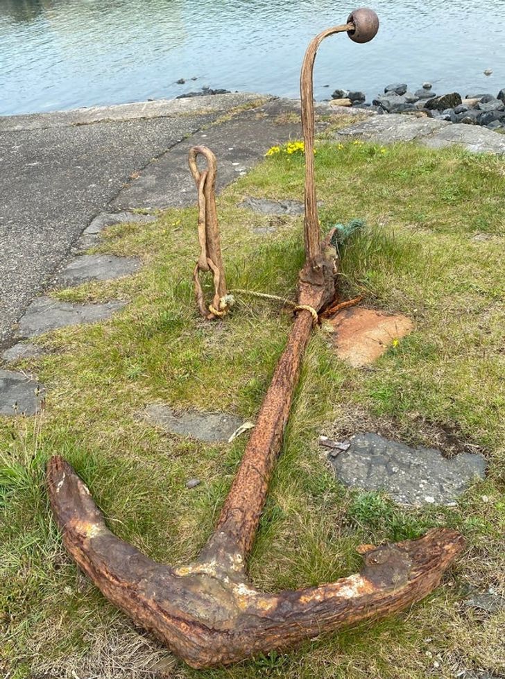 An abandoned anchor