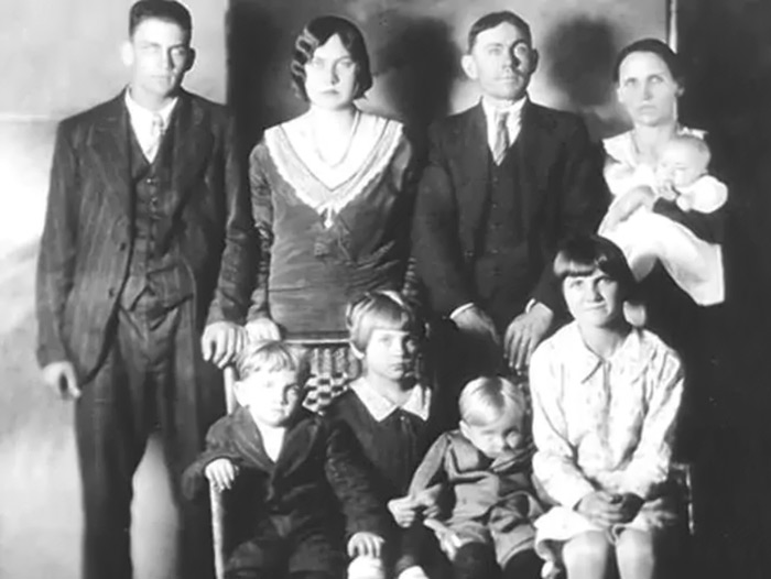 In 1929 Charles Lawson drove his family to Charleston, bought them fancy clothes, and had them pose for a family photo (a luxury) before axe murdering all but 1 of them a week later.