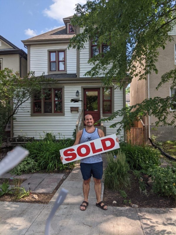 It’s my cake day today, so I thought I’d share that after being let go from my dream job last year due to COVID and being unemployed for most of 2020, I was able to turn my life around and I bought my first house this week.