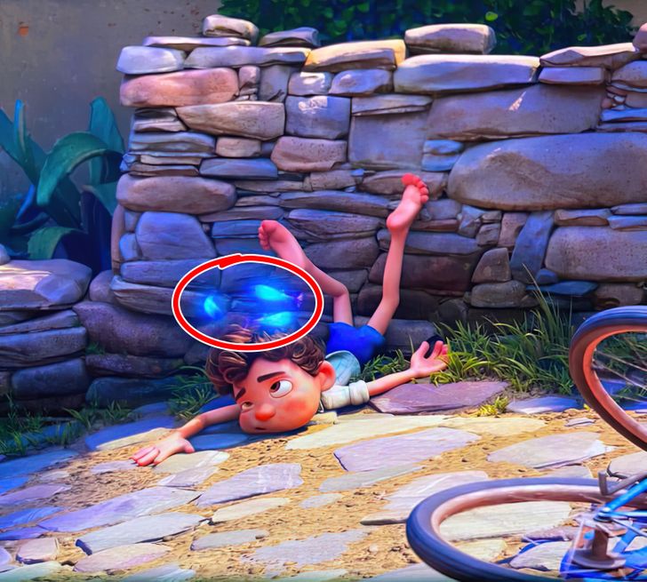 In Pixar’s Luca, when the main character of the same name falls off his bicycle and hits his head, he sees anchovies instead of the classic yellow stars. This is because Alberto, his inseparable marine friend, had told him that the stars were actually small shiny anchovies.