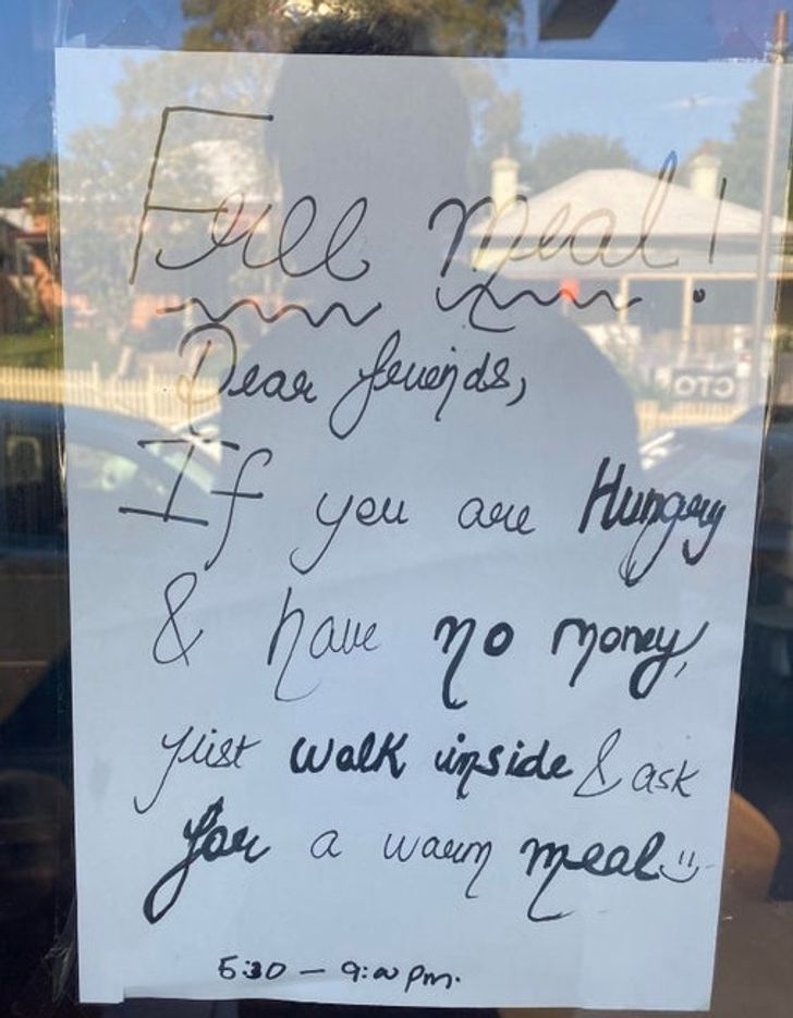 This restaurant started to hand out free meals to those who can’t afford to buy one.