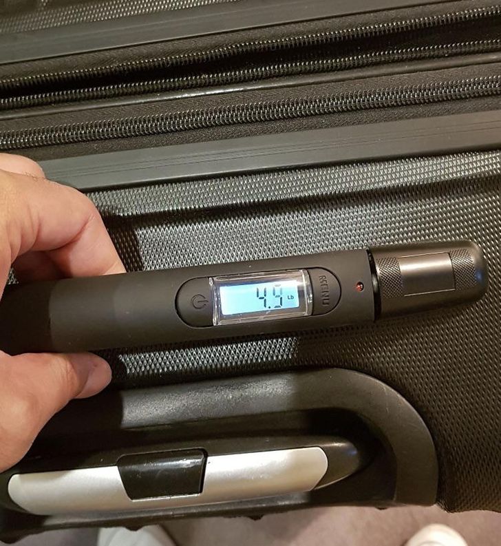 This suitcase can measure its own weight.