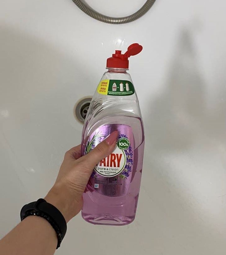 If you suddenly run out of bathtub cleaning products, or they don’t work as expected, try using a dishwashing liquid. It’s no secret that such products are made to remove grease and oil stains. The pollution that can be found on the walls of bathtubs is the same. Therefore, a small amount of dishwashing liquid on the sponge and circular motions will do the trick.