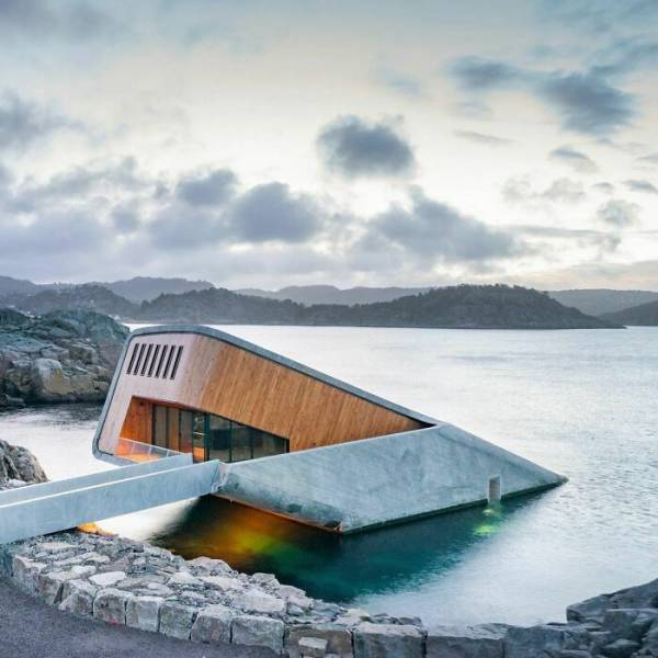 This Norwegian restaurant called Under, is half-sunken into the sea.