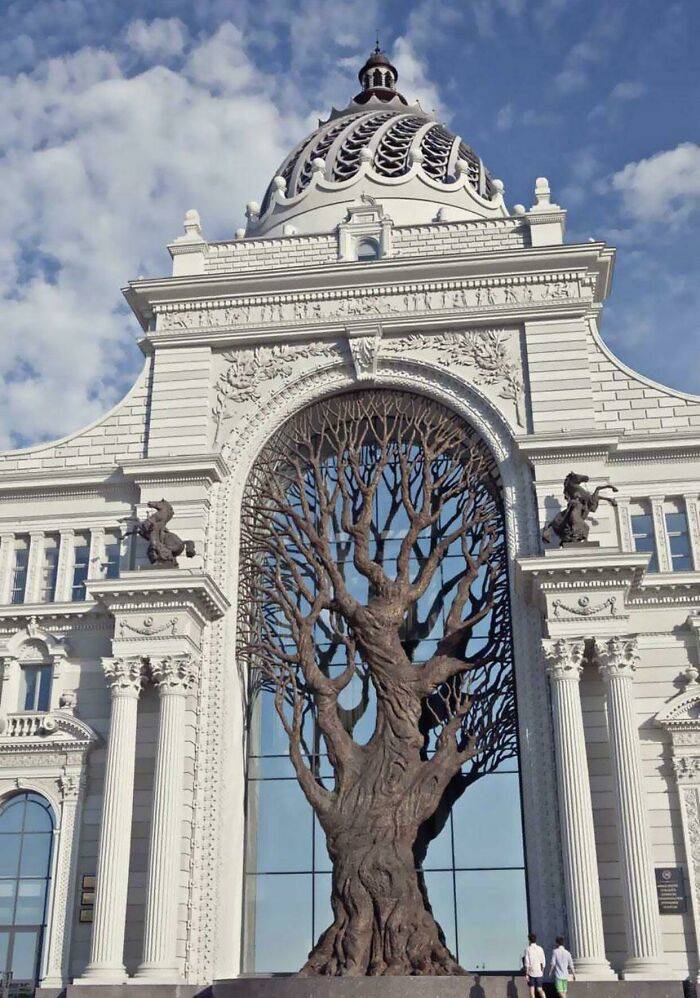 "This Is A Giant Iron Tree Built Into The Side Of The Russian Ministry Of Agriculture"