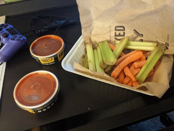 “I ordered chicken wings for dinner and got a box of only veggies and sauce .”