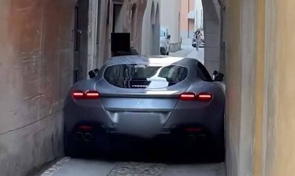 Someone got their Ferrari Roma stuck in an Italian alleyway.