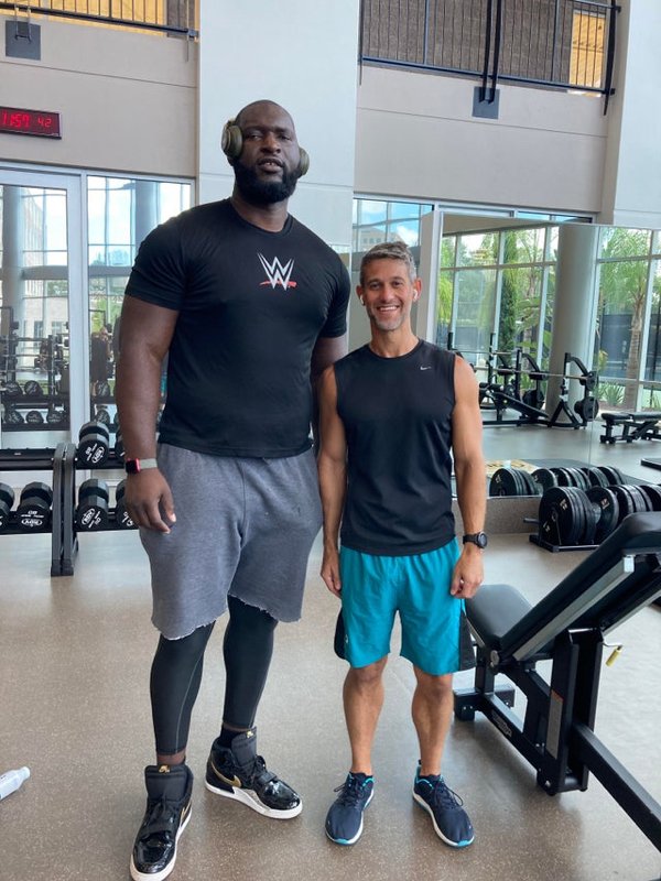 I met WWE wrestler Omos at the gym today. He was pretty small. I’m 6’ for scale.