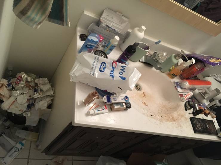 "How my ex roommate left her bathroom after moving out"