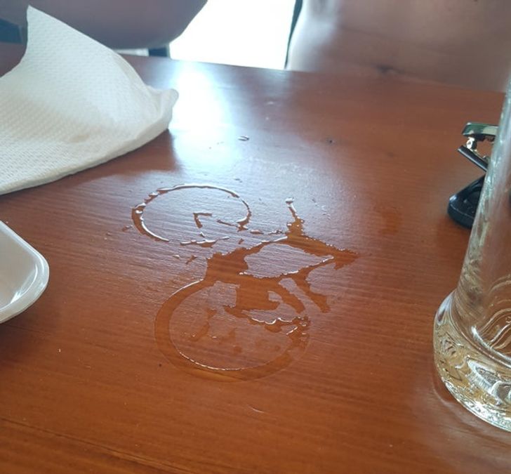 This glass mark looks like a bike.