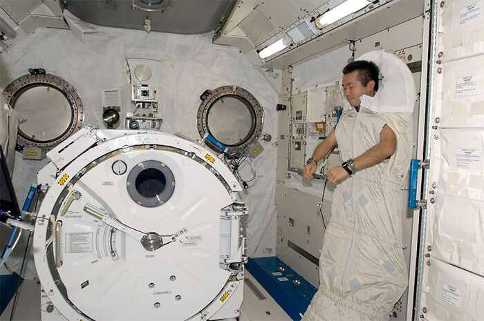astronauts need to sleep near air vents or risk carbon dioxide from their own lungs forming a bubble around their head due to weightlessness