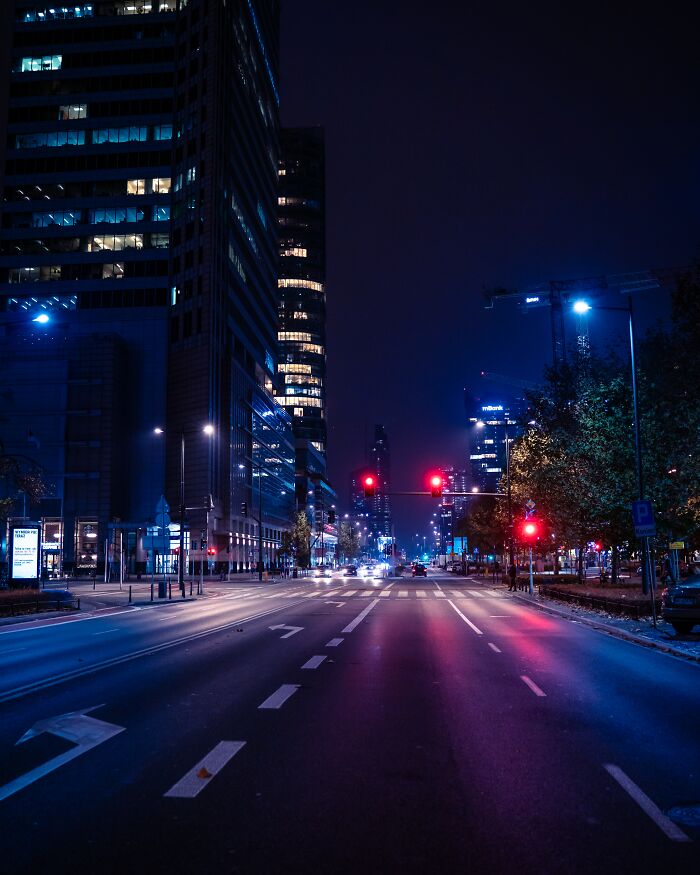 Los Angeles is the first major city in the world to synchronize all its traffic lights. Nearly 4,400 lights across 469 miles receive real-time updates about traffic flow to make second-by-second adjustments. The system limits congestion by up to 16% while also dramatically reducing idling time