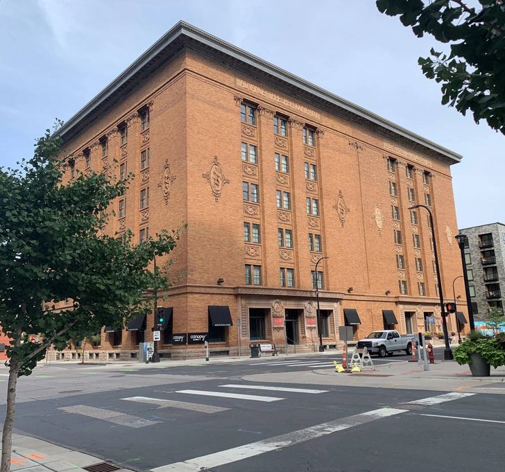 “This building in Minneapolis is actually 2 buildings built a few years apart. Notice the right side has an extra floor.”