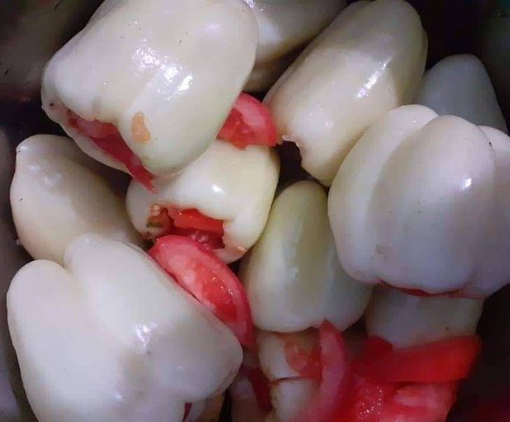 photos that play tricks on your eyes - white peppers look like teeth