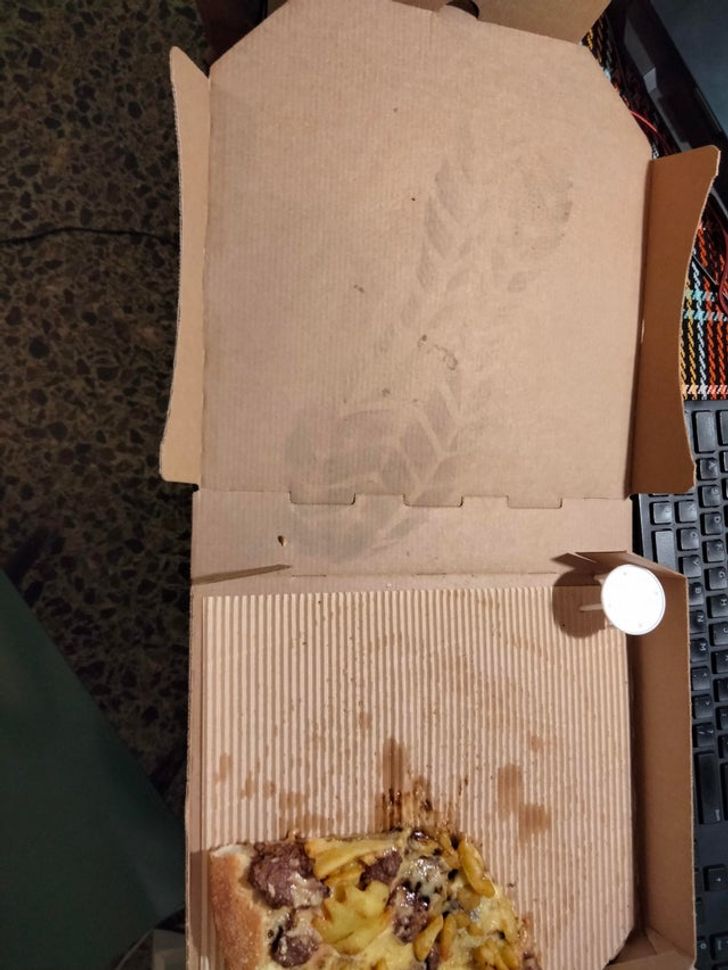 ’’Halfway into the pizza, noticed there’s a huge footprint inside the pizza box.’’