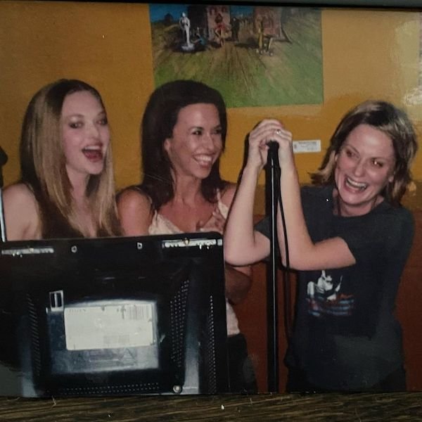 Amanda Seyfried, Lacey Chabert, and Amy Poehler doing karaoke while filming Mean Girls.