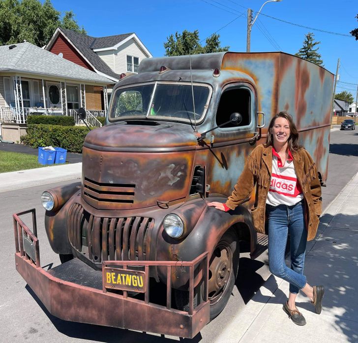 “My boyfriend asked me to sell a few of his horror movies online, and the first buyer rolled up in this.”