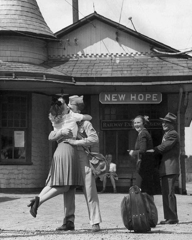fascinating historical photos -  love in wartime