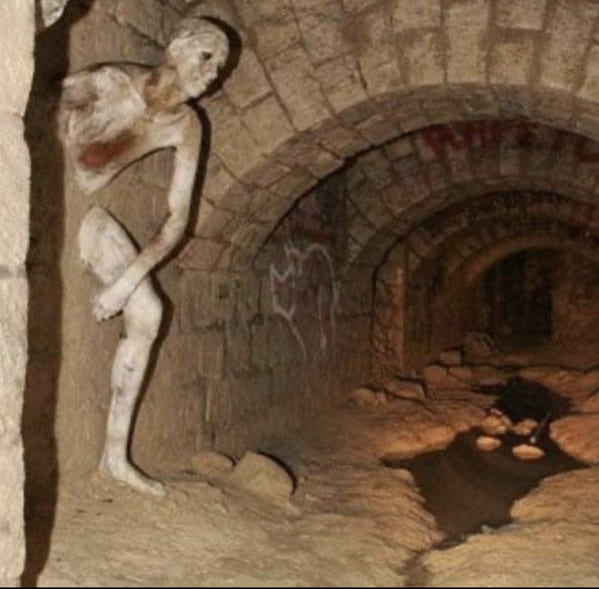 creepy and terrifying things - le passe muraille Paris  catacombs